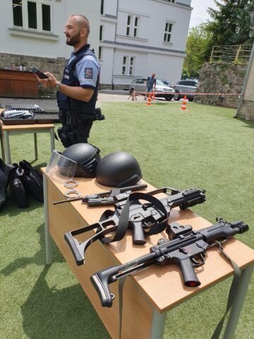 Policie - 18